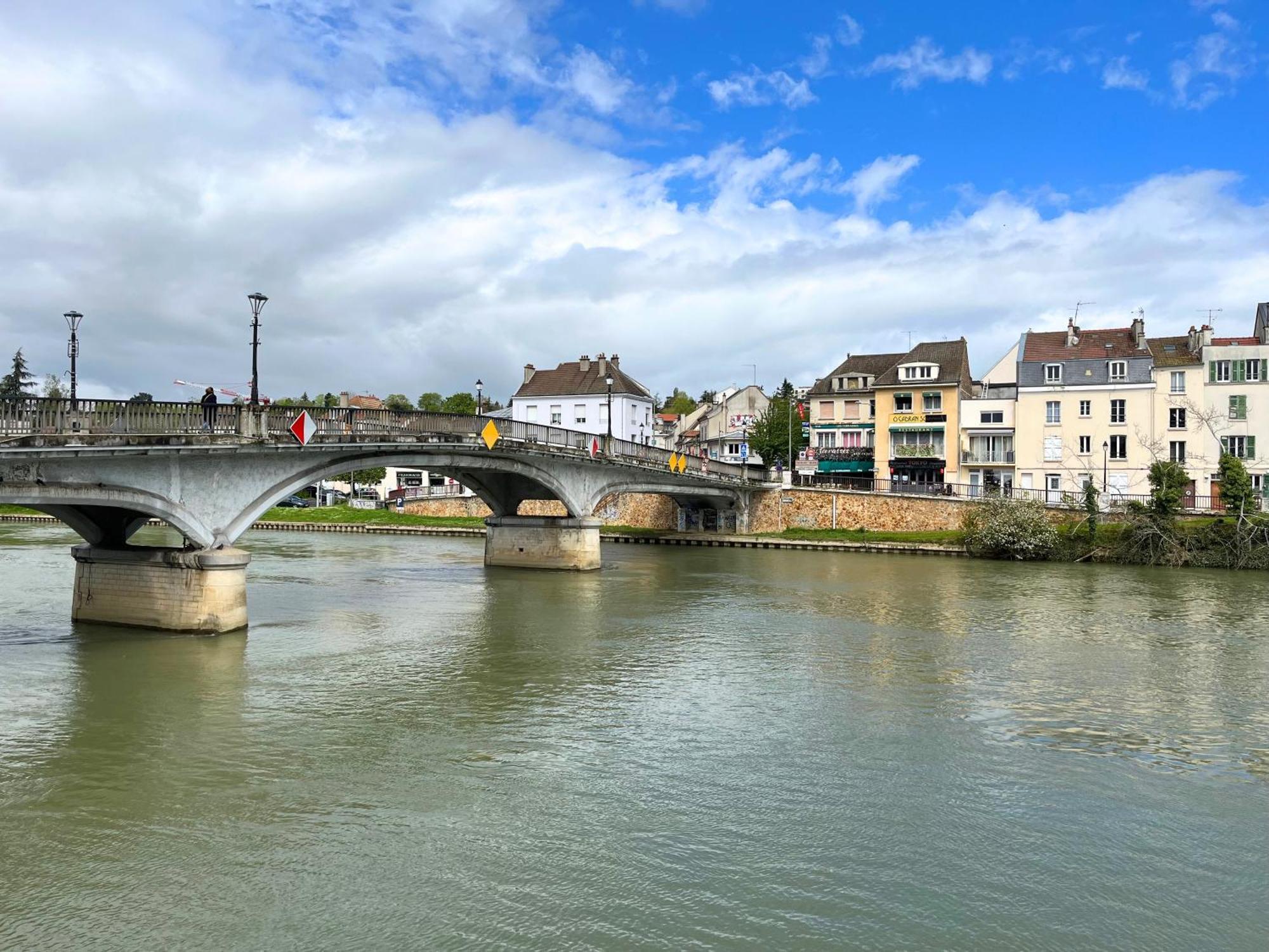 Paris Cocon - Disneyland, Parking, Hypercentre, Train Station Lagny-sur-Marne Exterior foto